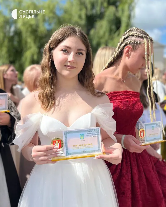 Вперше без медалей: у Луцьку привітали випускників-відмінників (фото)