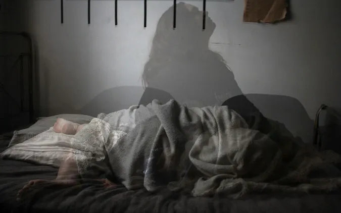 Дівчина не розуміла, чому погано спить, поки не встановила камеру в кімнаті (відео)