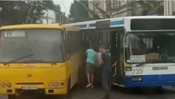 У центрі Луцька зіткнулися маршрутка і тролейбус: деталі (фото)