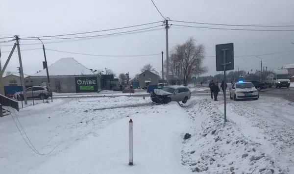 На Волині авто злетіло з дороги та опинилося на стовпі (фото)