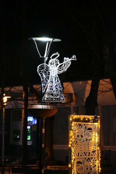 Кулі над проспектом Волі та янголи на Лесі Українки: Луцьк засяяв новорічними вогнями (фото, відео)