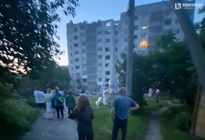 У Луцьку після прильоту палає багатоповерхівка (відео)