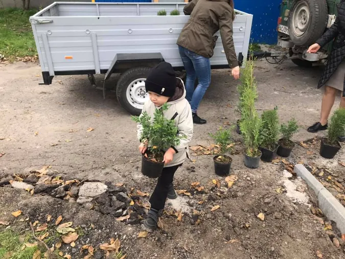 Маленькі волиняни озеленювали територію дитячого садочка (фото)