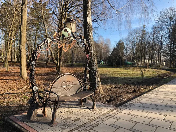 Куди поділася відома в Луцьку лавка «закоханих ліхтарів»