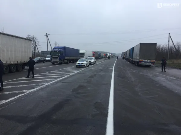 Закон про «євробляхи» спричинив колапс: митниця виявилася не готовою до змін