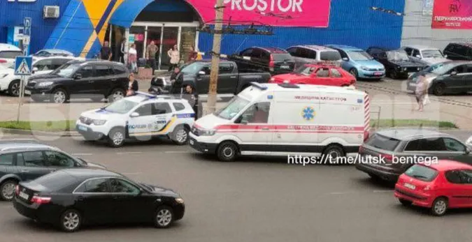 У Луцьку навпроти «Пакко» поліція охорони збила людину (фото)
