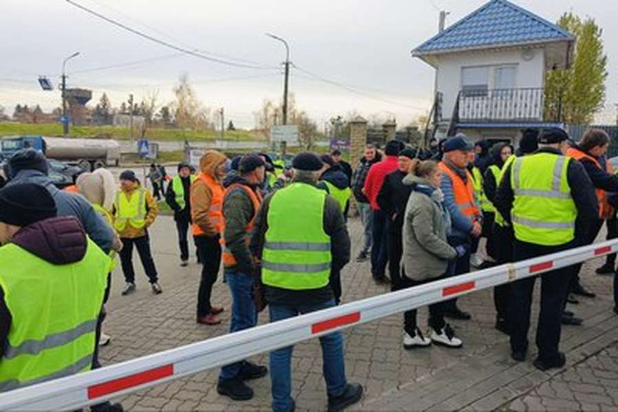 Під Генконсульством Польщі в Луцьку перевізники вимагають розблокувати кордон