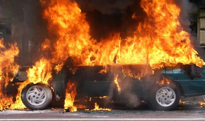 У Нововолинську хлопець підпалив авто кавалеру колишньої дівчини