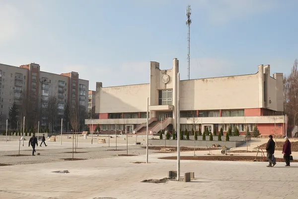 Ще тиждень: у Луцьку завершують облаштування площі перед РАЦСом (фото, відео)