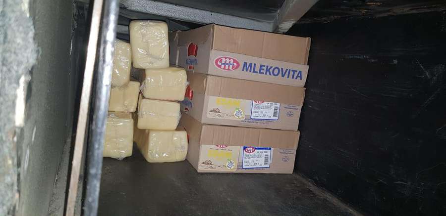 Кінцева зупинка: в автобусі через «Ягодин» хотіли перевезти 400 кілограмів сиру (фото)