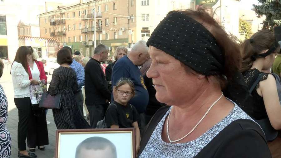 Час не лікує: у Луцьку зібрались родичі загиблих військовослужбовців (фото, відео)