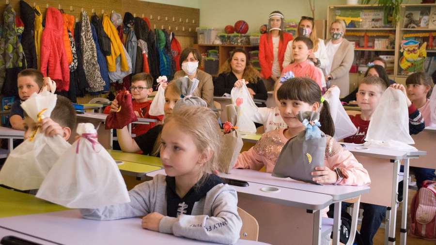 Українські школярі за місяць пошили понад 47 тисяч екоторбинок (фото)