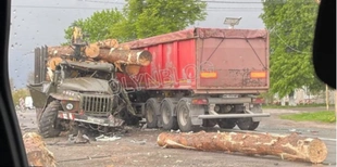 Моторошна ДТП у Луцькому районі: зіткнулися вантажівка та лісовоз (відео)