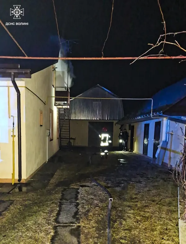 Зайнялась господарська споруда: в пожежі на Камінь-Каширщині постраждали троє людей (фото)