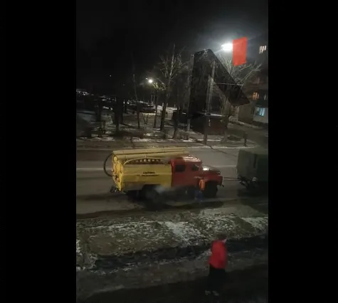 На проспекті Відродження задимілась машина «Луцькводоканалу» (відео)