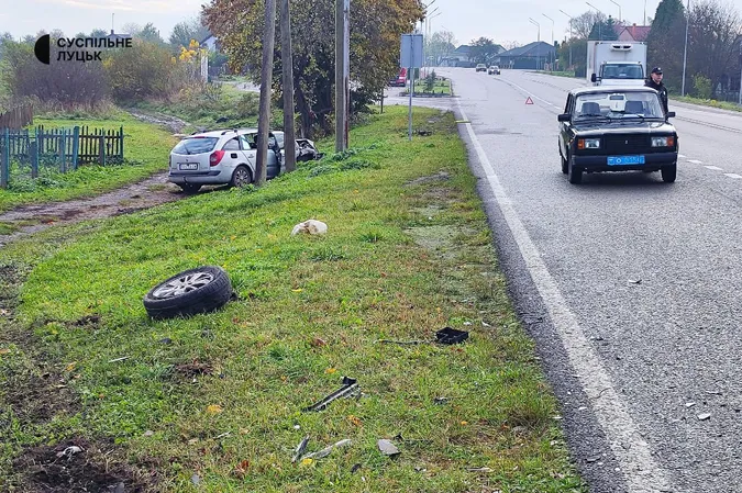 У Володимирському районі – аварія: авто знесло з дороги (фото)