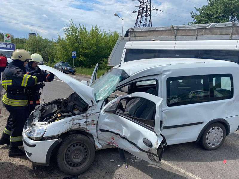 ДТП на Волині: постраждалого водія «вирізали» з авто рятувальники (фото)