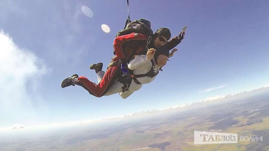 72-річна волинянка стрибнула з парашутом і побила всеукраїнський рекорд (фото)