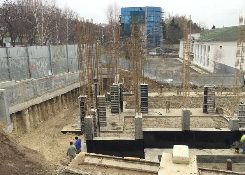 Незаконне будівництво багатоповерхівки на Волі в Луцьку триває