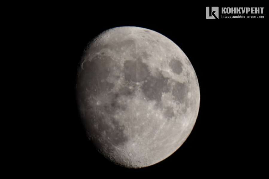 Це фото Місяця також зробили із телескопів обсерваторії