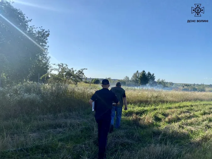 Рятувальники оштрафували пенсіонера, який підпалив поле під Луцьком (фото)