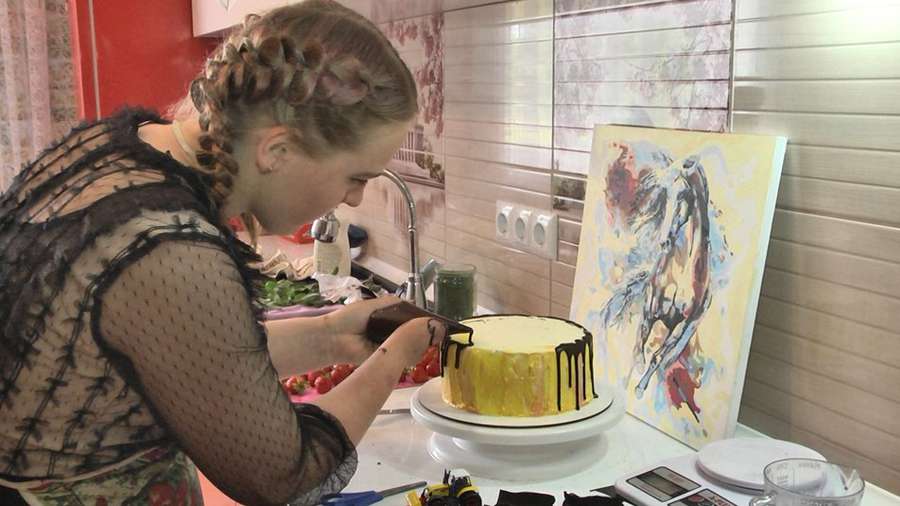 Волинська школярка вивчає кондитерську справу та випікає торти однією рукою