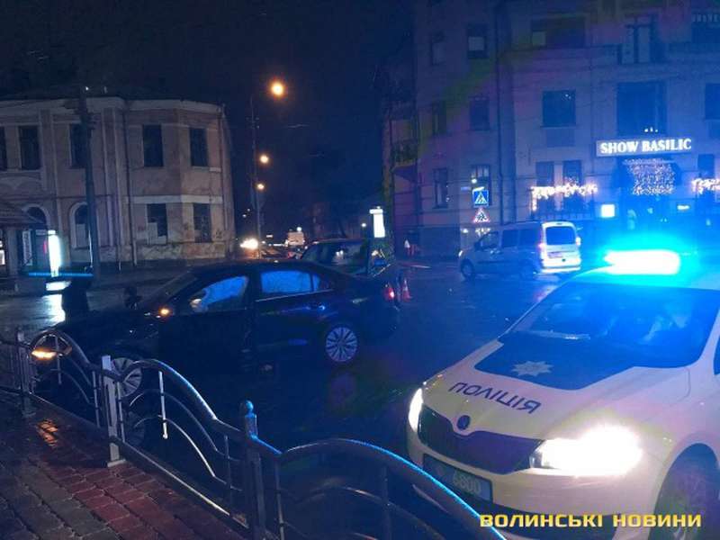 Аварія у центрі Луцька: одна з автівок «поцілувала» огорожу (фото, відео)