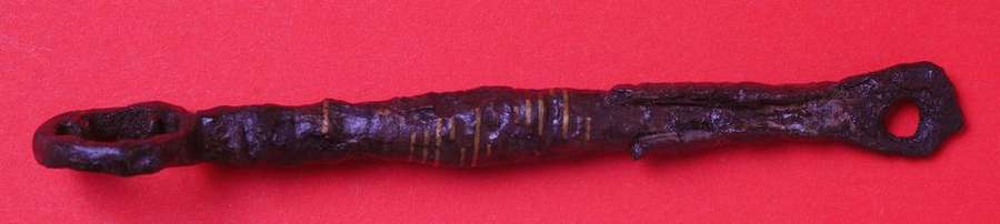 Археологи знайшли у Володимирі давньоруський ключ, інкрустований золотим дротом (фото)