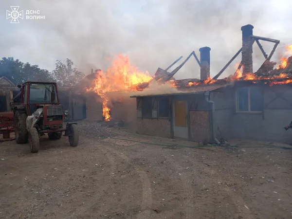 Дах вигорів вщент: у Луцькому районі зайнялась господарська споруда (фото)