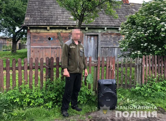 З будинку волинянина винесли акустичну систему (фото)