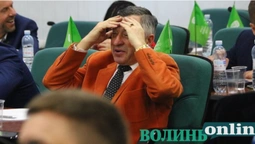 Перекис водню на руки, "під пахви", в рот: депутат Луцькради показав свою профілактику (відео)