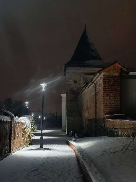 Засніжений Окольний замок у Луцьку в листопаді (фото)