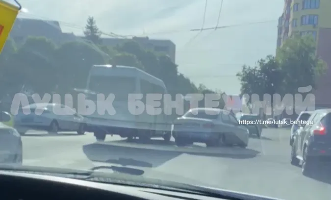 У Луцьку – аварія на кільці біля стадіону: рух ускладнений