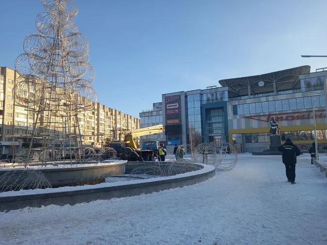 Біля «Променя» в Луцьку розбирають ялинку (фото)
