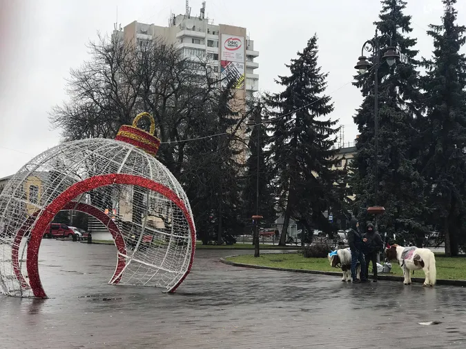 Чисто і людно: післяноворічний Театральний майдан Луцька (фото)