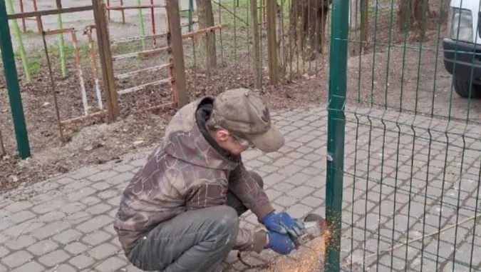 У Луцьку знесли незаконні огорожі (фото)