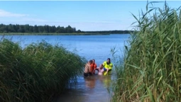 Заплив і не хотів вертатись: на Волині на озері рятували чоловіка (фото)