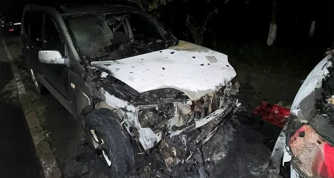 Вночі у Рівному невідомі спалили дві автівки (фото)