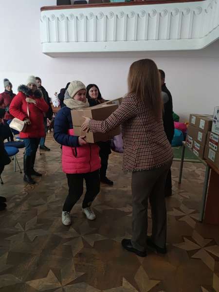 У Луцьку батькам дітей роздають допомогу від американських благодійників (фото, відео)