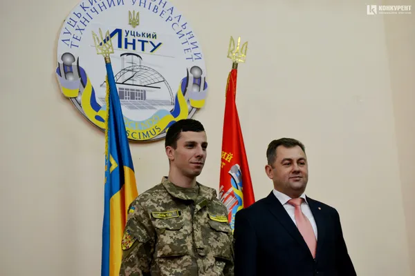 У Луцькому НТУ вручили погони молодшим лейтенантам (фото)