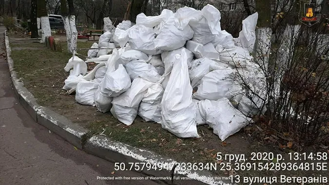 Поскаржилися сусіди: в Луцьку чоловіка покарають за будівельне сміття в дворі (фото)