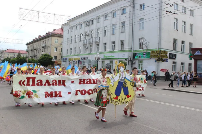 Школярі «промарширували» Луцьком (фото)