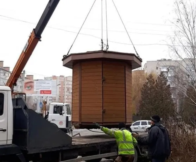 У Луцьку муніципали прибрали незаконний кіоск (фото)