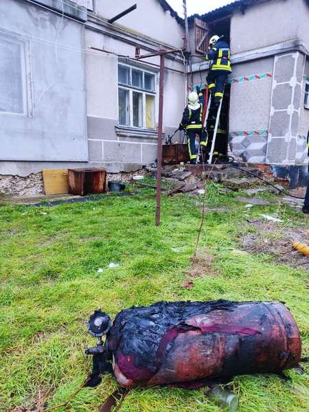 Міг вибухнути: у Луцьку в приватному будинку загорівся газовий балон (фото)
