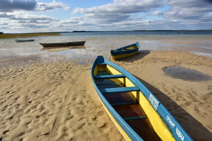 Човни на піску й порепане узбережжя: показали осінній Світязь (фото)