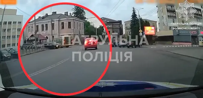 У центрі Луцька п'яний водій маршрутки потрапив у ДТП (відео)