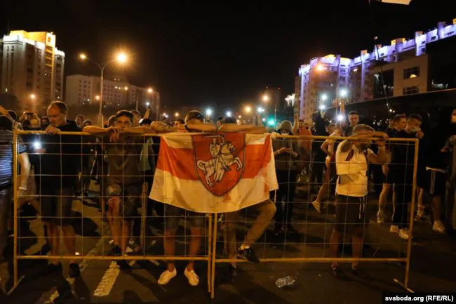 Натовп, кров, дим: протест у Білорусі (фото 18+)