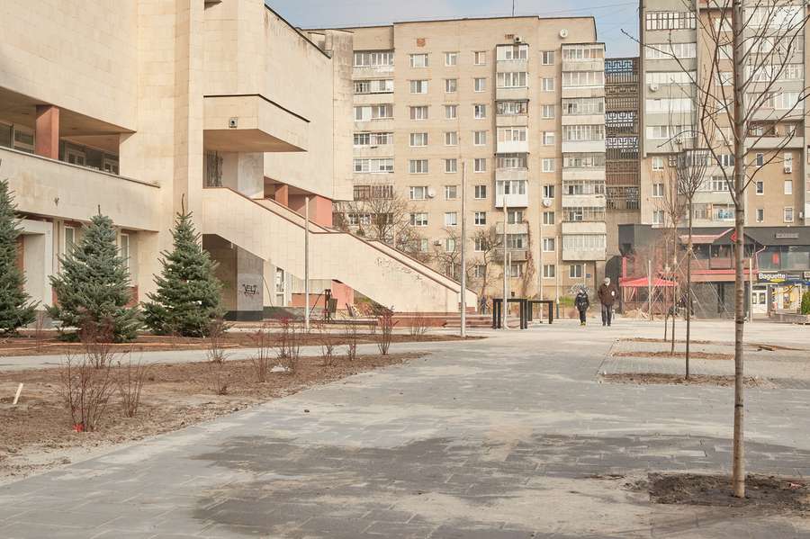 Ще тиждень: у Луцьку завершують облаштування площі перед РАЦСом (фото, відео)