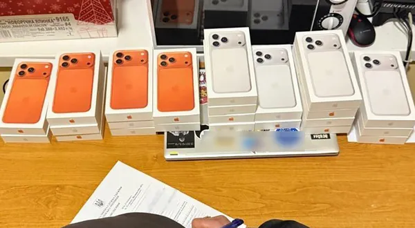 Сховала під сосиски: волинянка везла в Україну понад два десятки iPhone 17 Pro Max (фото)