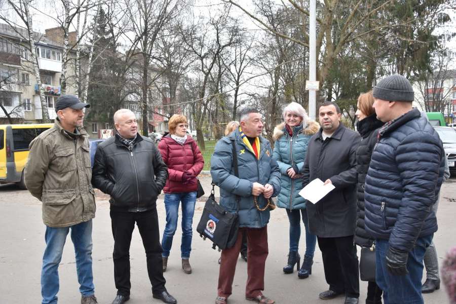 Начальник ЖКГ провів «екскурсію» луцьким депутатам (фото)
